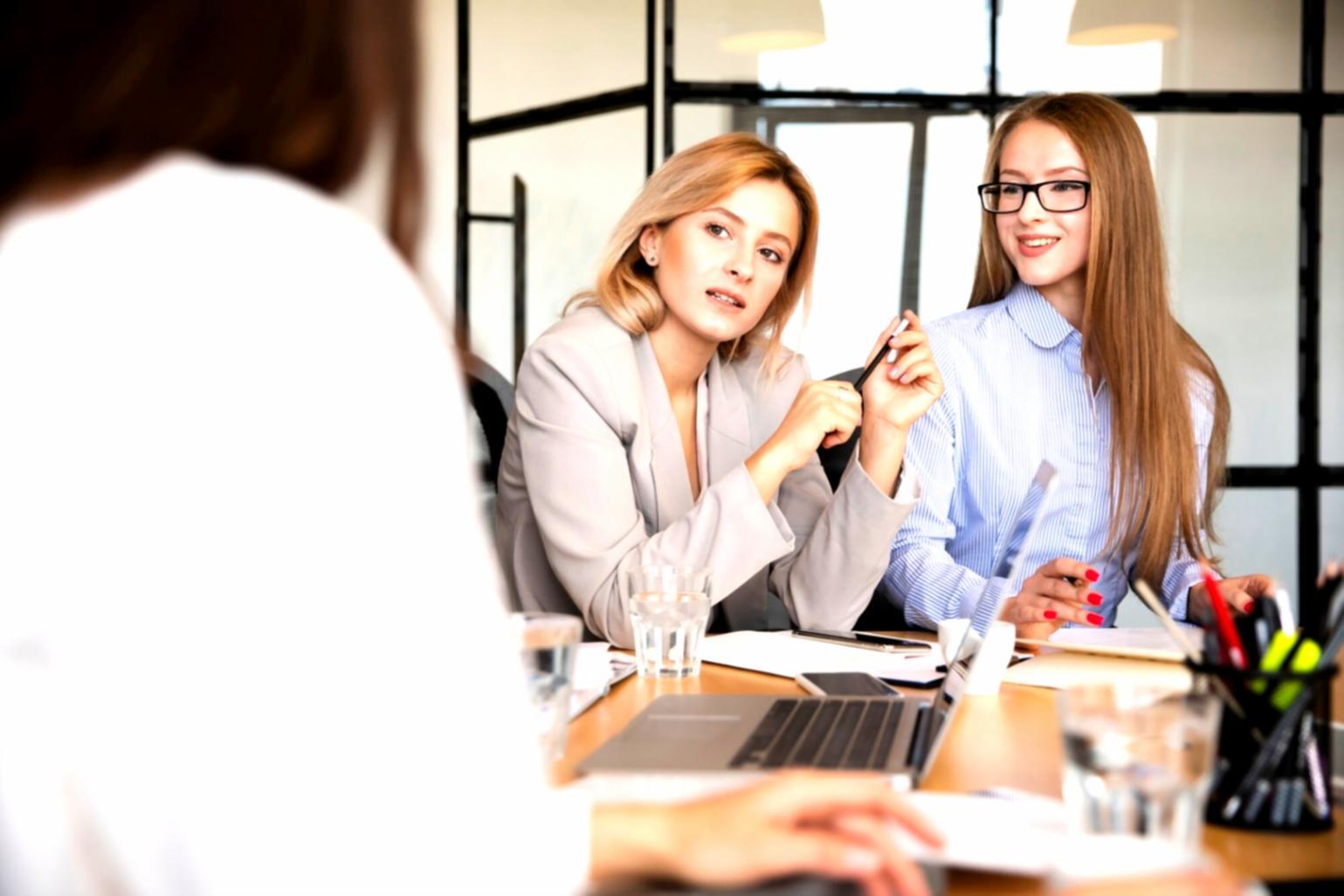 Finanzanalyse und Beratung in modernem Büro